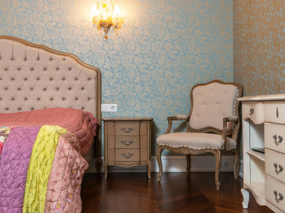 Interior painting Winchester - classic ornate bedroom decorated by Winchester Decorators