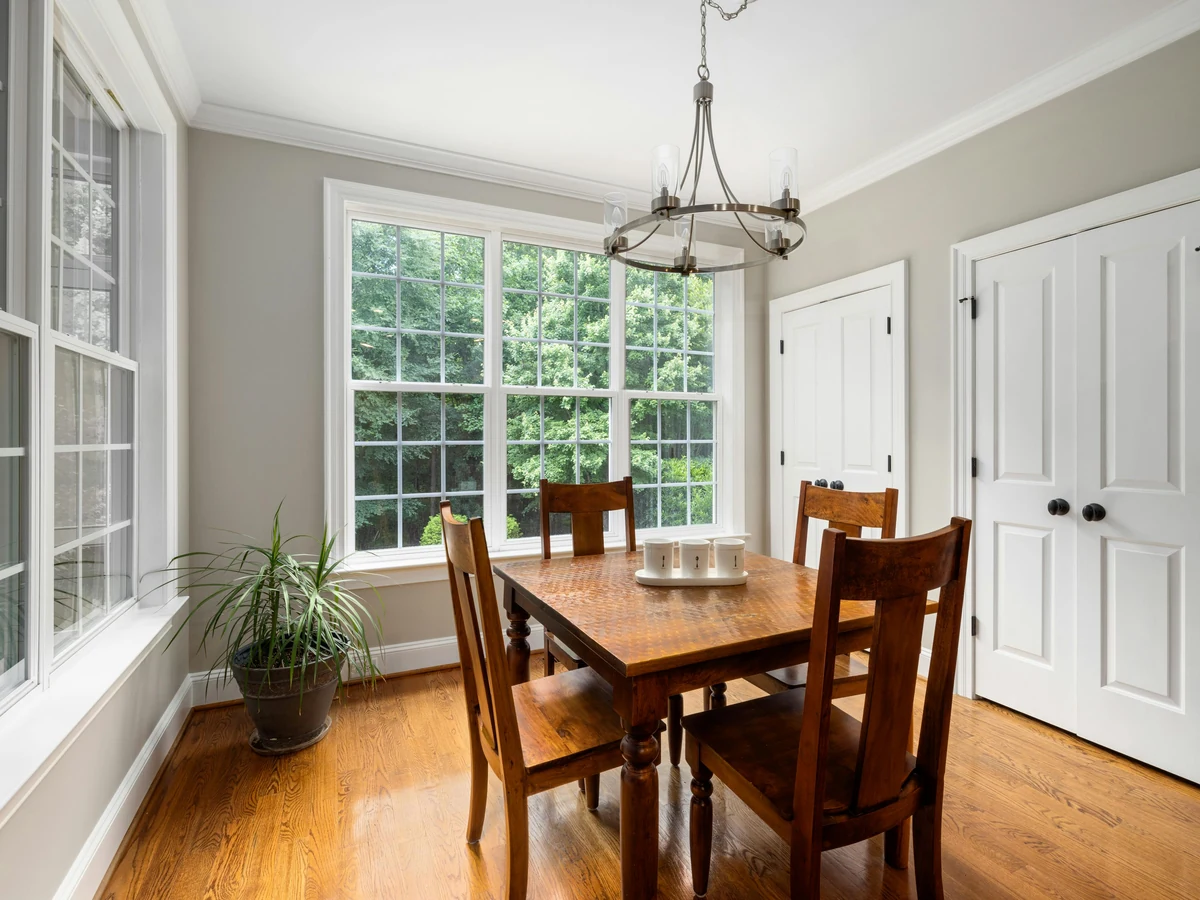 Bright dining room painting Winchester - interior decorating by Winchester Decorators