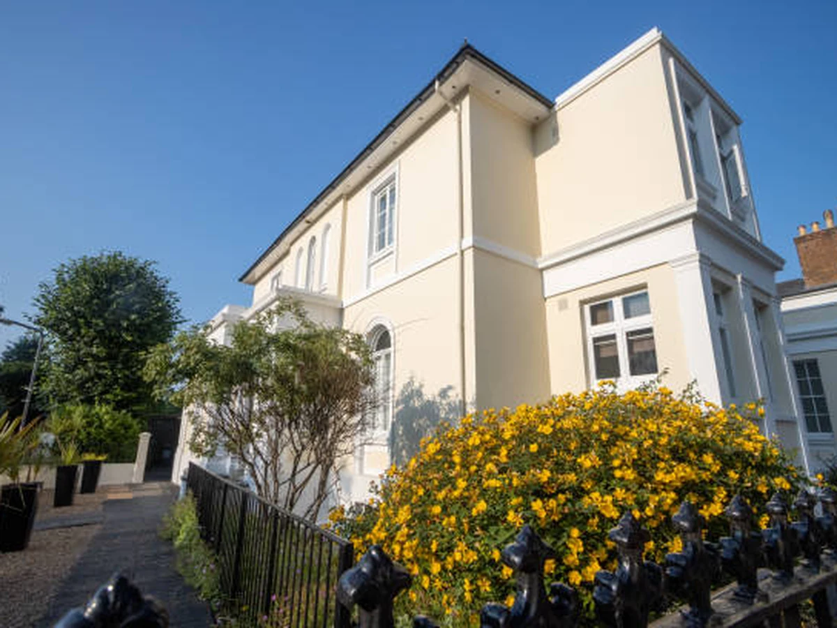 Cream Victorian detached house Winchester - exterior painting by Winchester Decorators