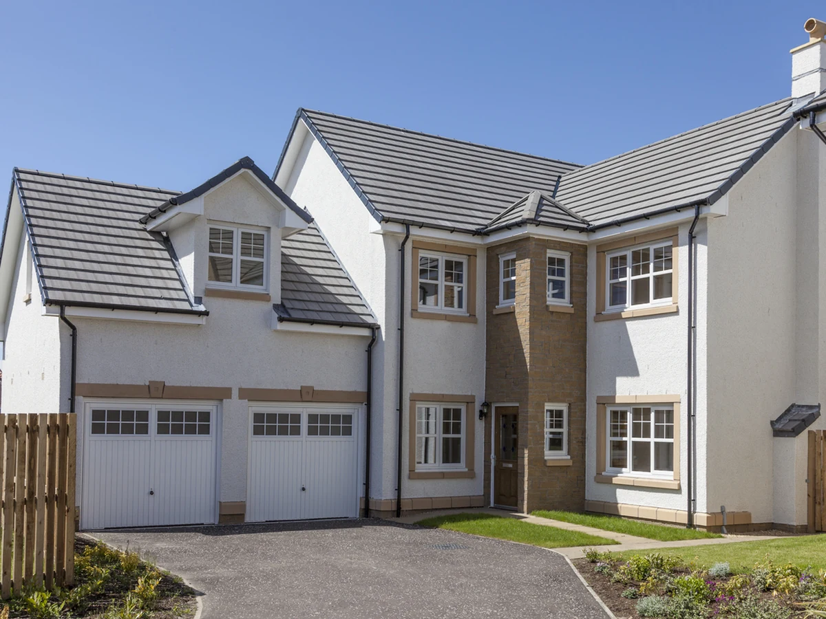 exterior-painting-large-white-rendered-winchester-decorators Pebbledash painting in Winchester by Winchester Decorators, large white rendered house exterior